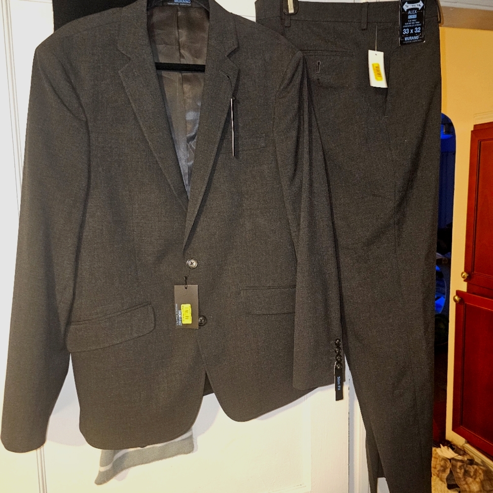 Brand New Mens Suit (MURANO SIZE 33/32)